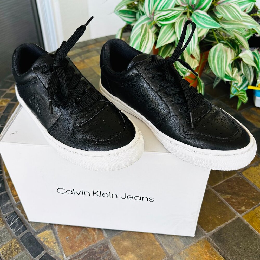 Calvin Klein Womens Corha Sneakers In the Box